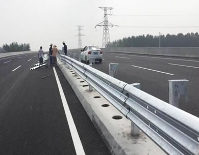 漳州三波护栏板安装案例